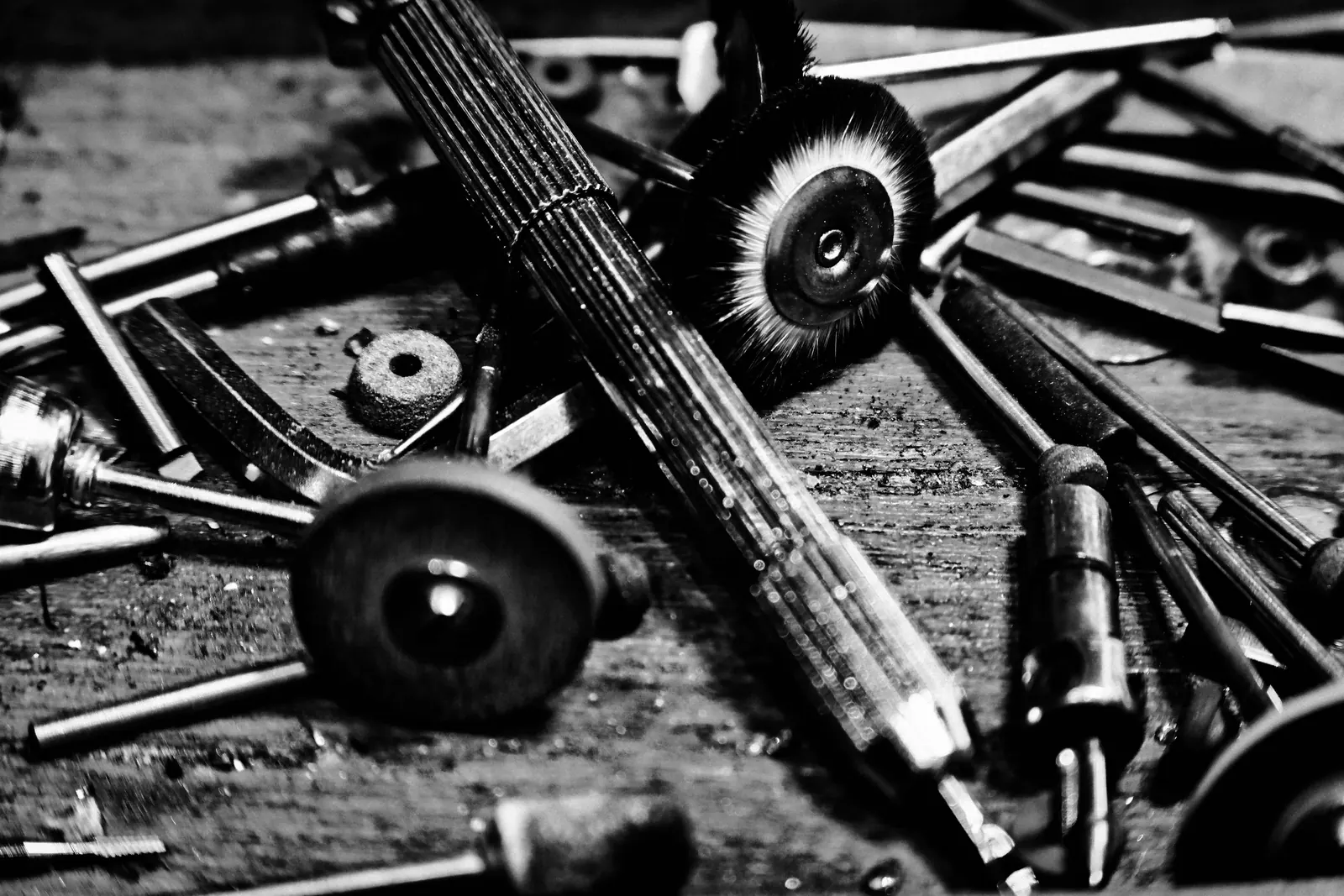 Finishing and polishing tools on the jewellery workbench